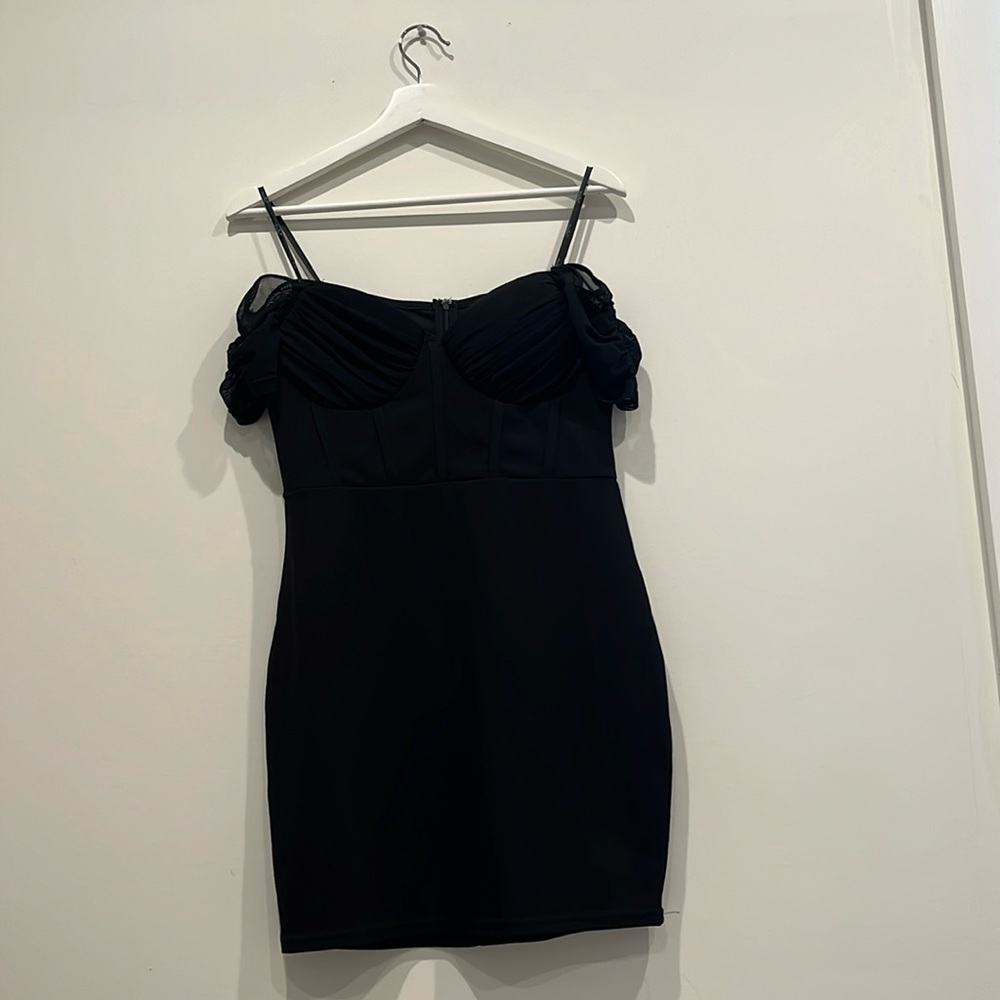 “Papaya” Size L black off the shoulder dress